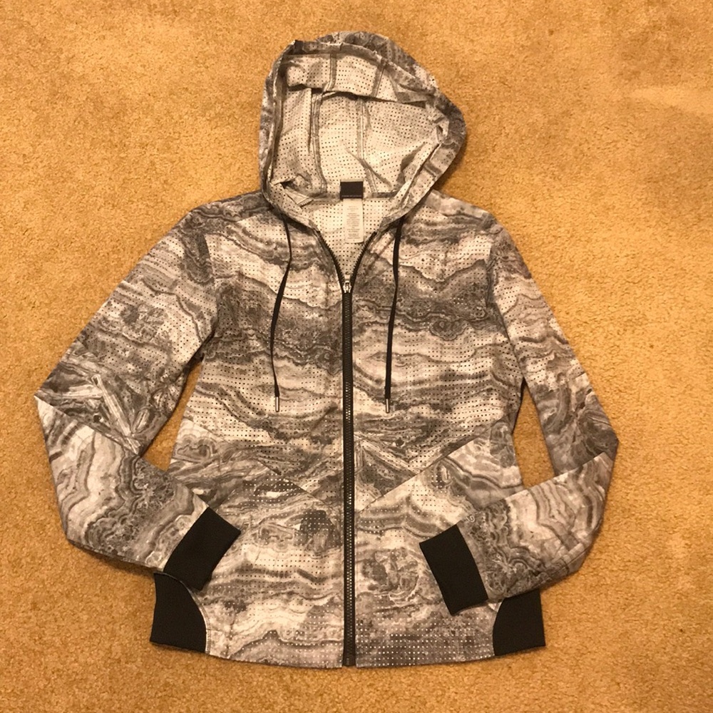 Athletic wind breaker